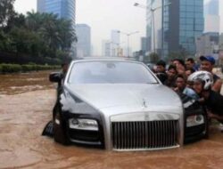 Banjir Melanda, Ini Tips Berkendara yang Wajib Diingat