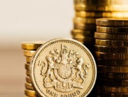 Pound Menurun Terus