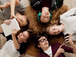 Smartphone Remaja Lupa Lebih Sering